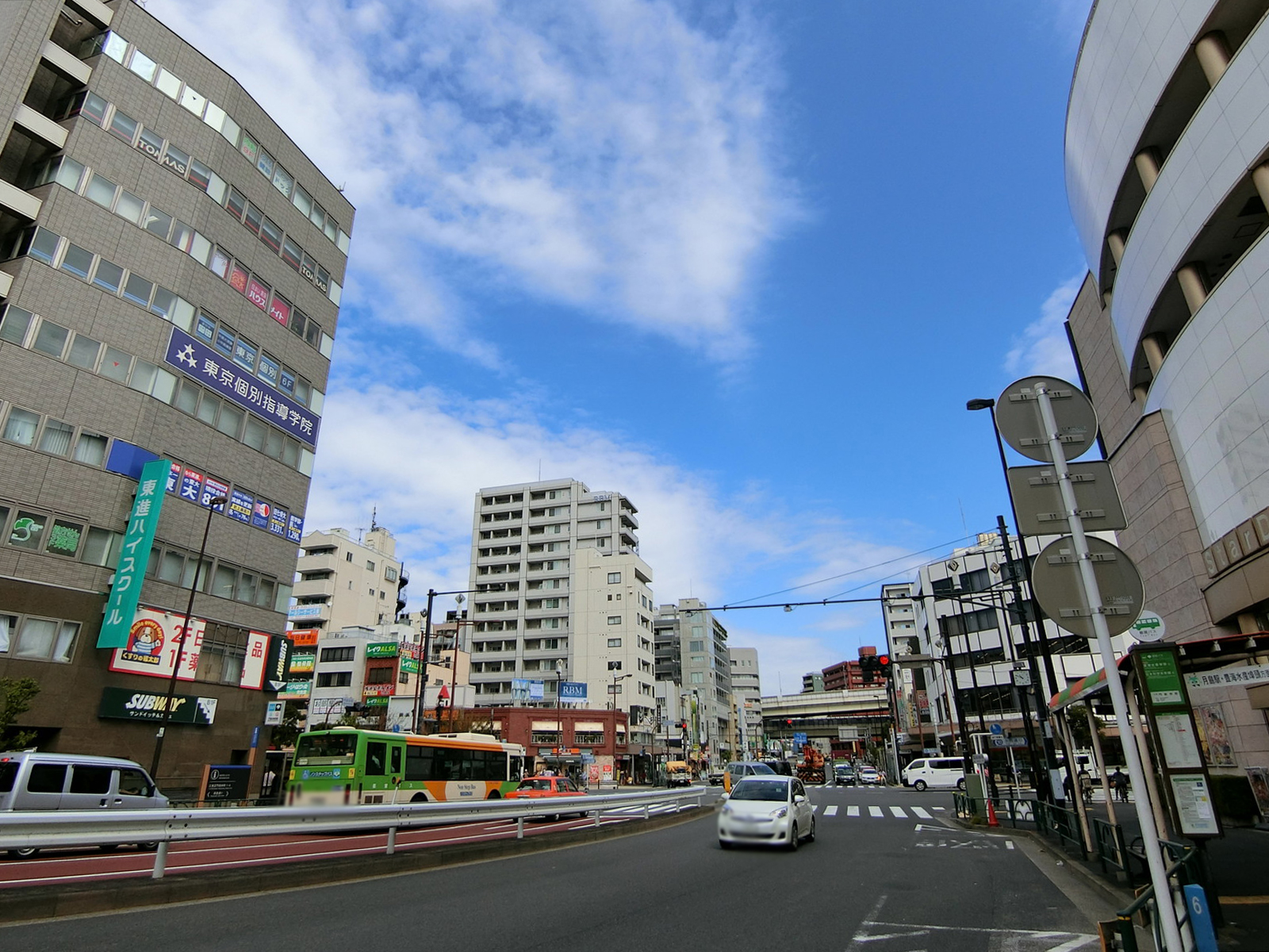 プラザ門前仲町前面の通り