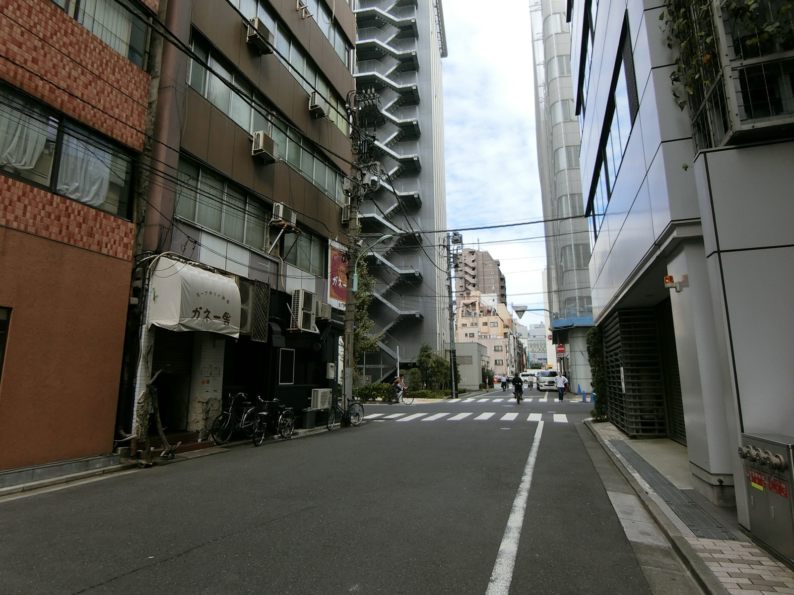 川勝ビル前面の通り