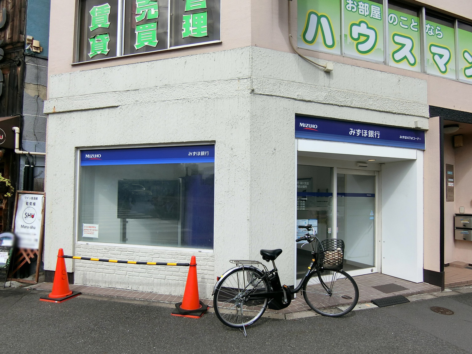 付近のみずほ銀行ATMコーナー