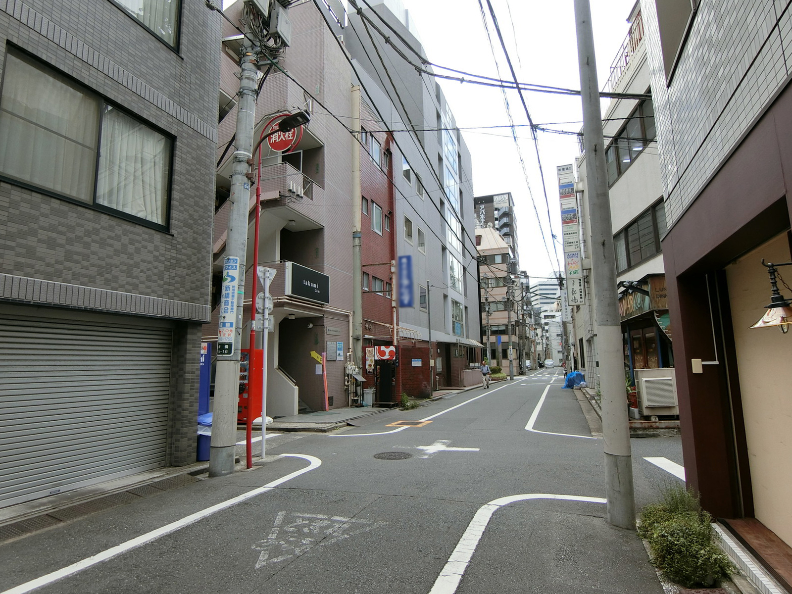 吉岡ビル前面の通り