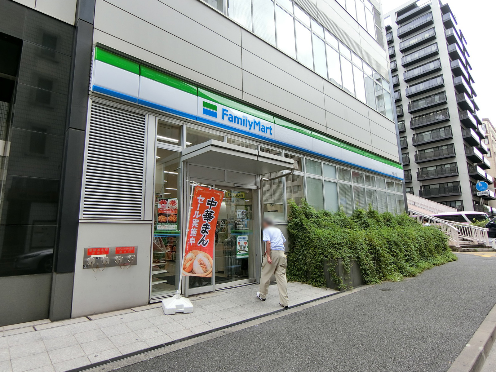 徒歩2分のファミリーマート