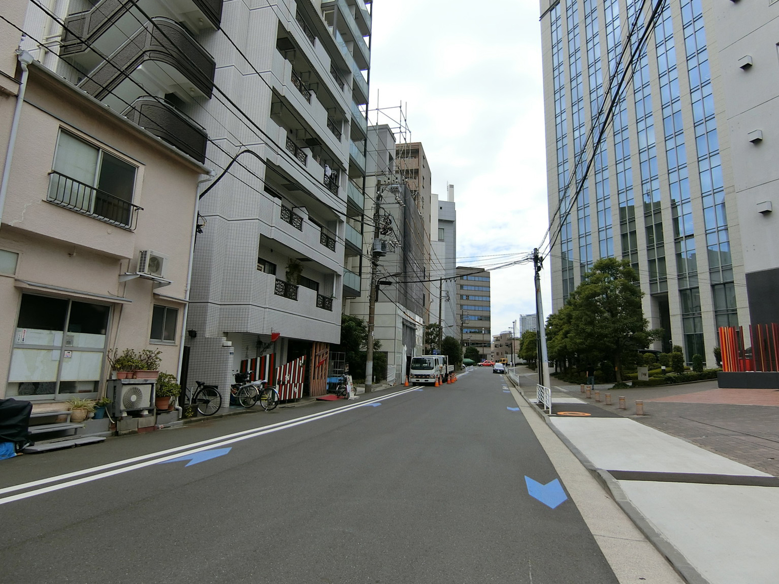 KYビル前面の通り