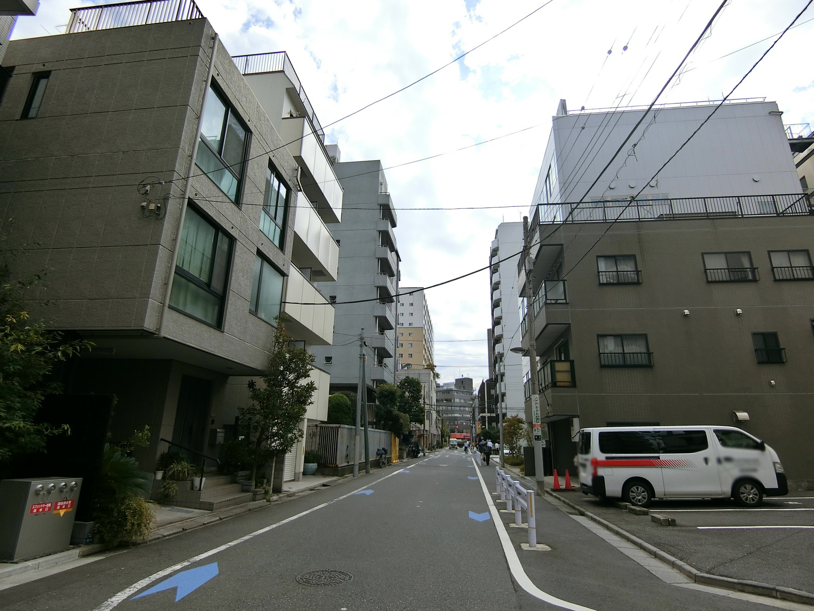 周辺は住宅やオフィスの多いエリア