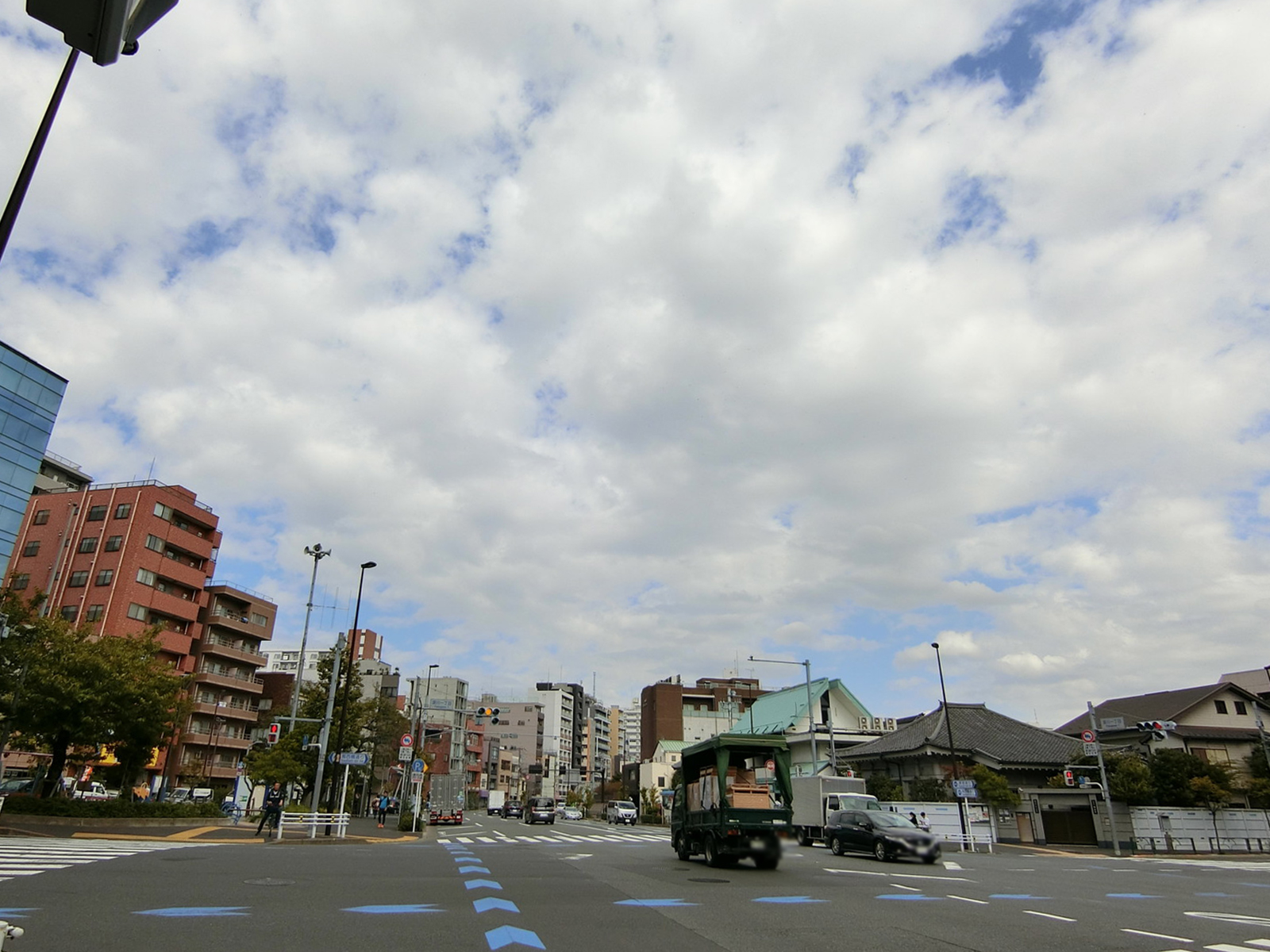 泉屋ビル前面の通り