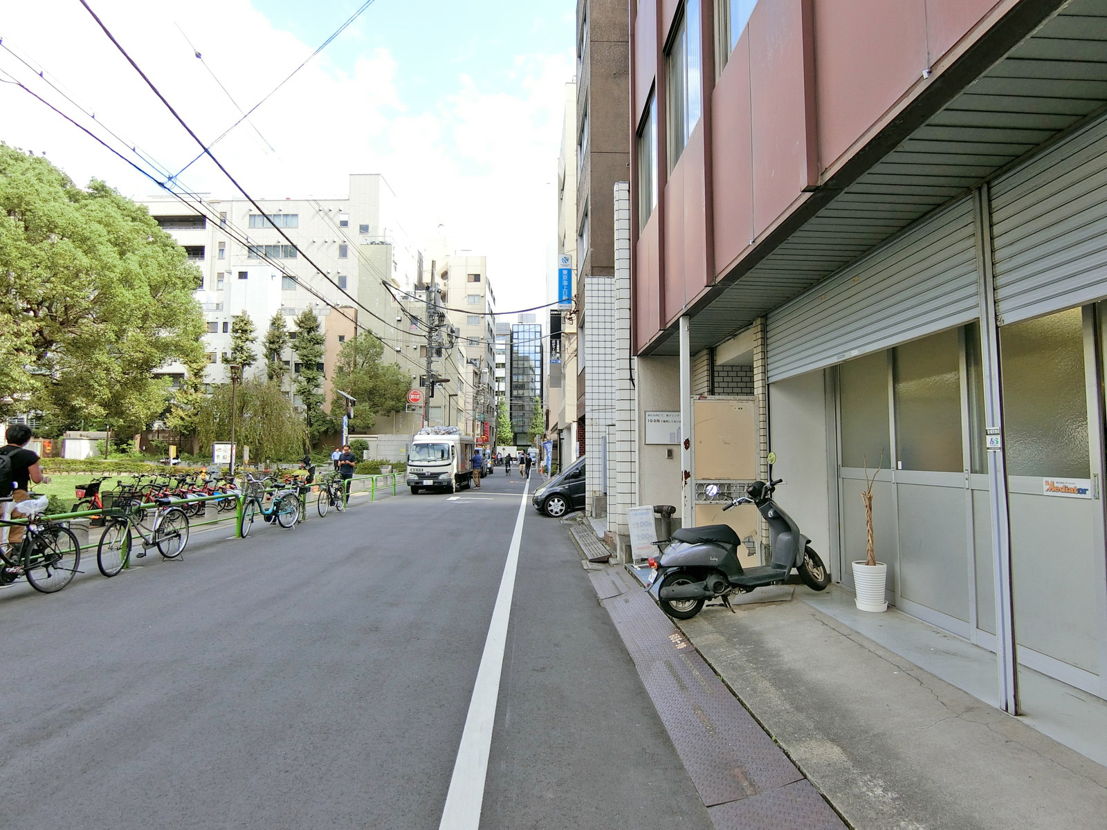 西村ビル前面の通り