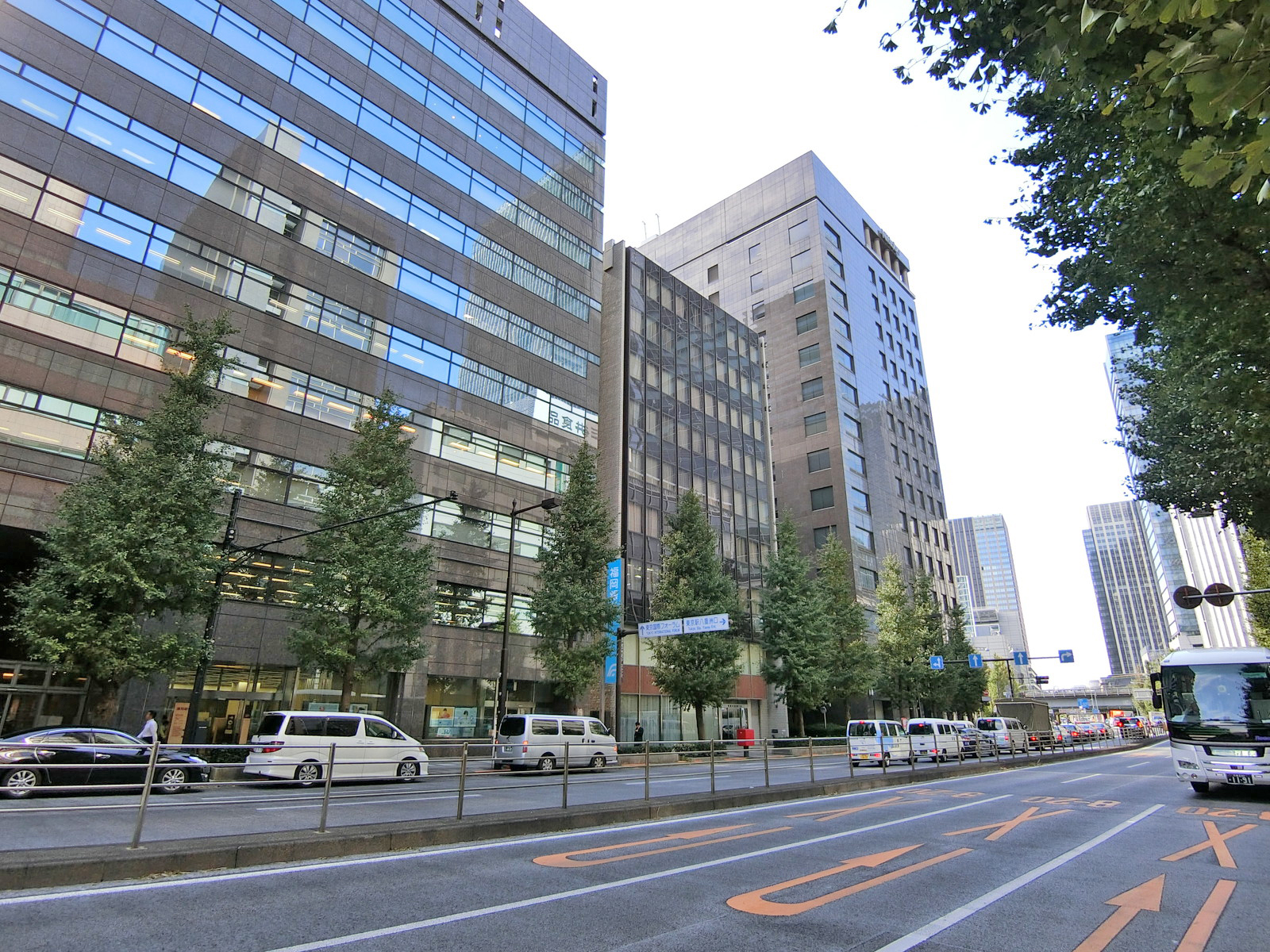 柳通り沿いに立地