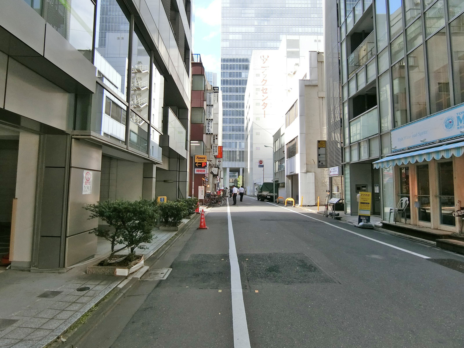 プレリー八重洲ビル前面の通り