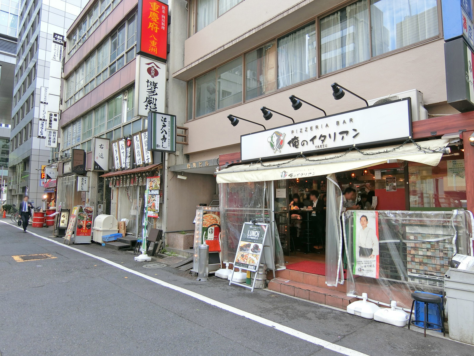 付近には飲食店が充実