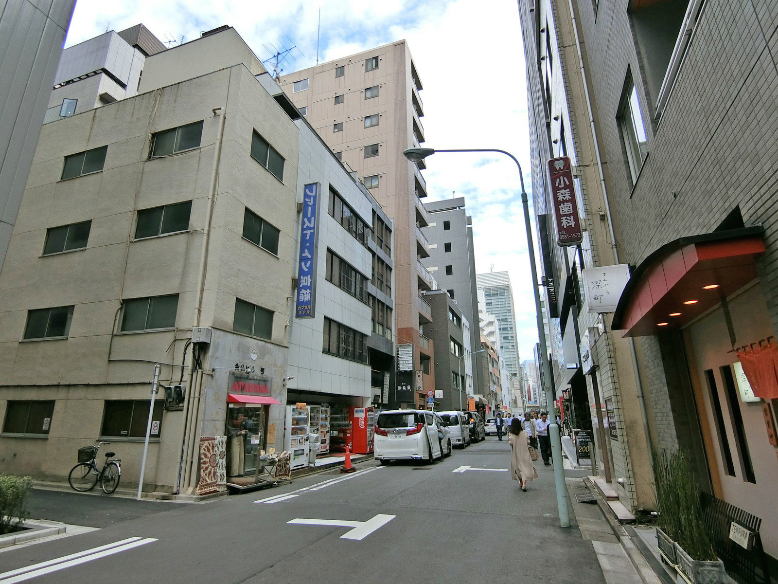 周辺はオフィスや店舗が多いエリア