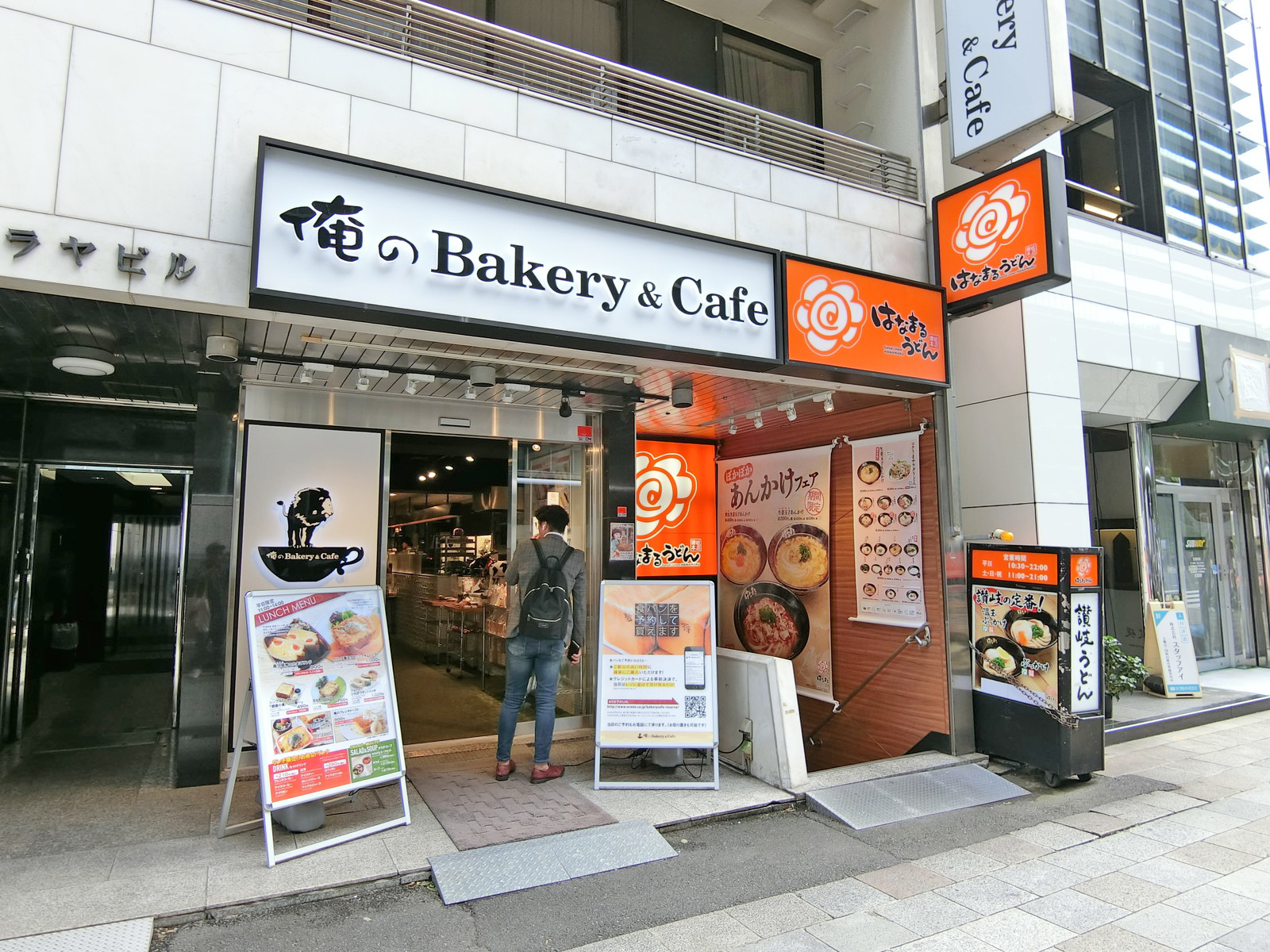 付近には飲食店が充実