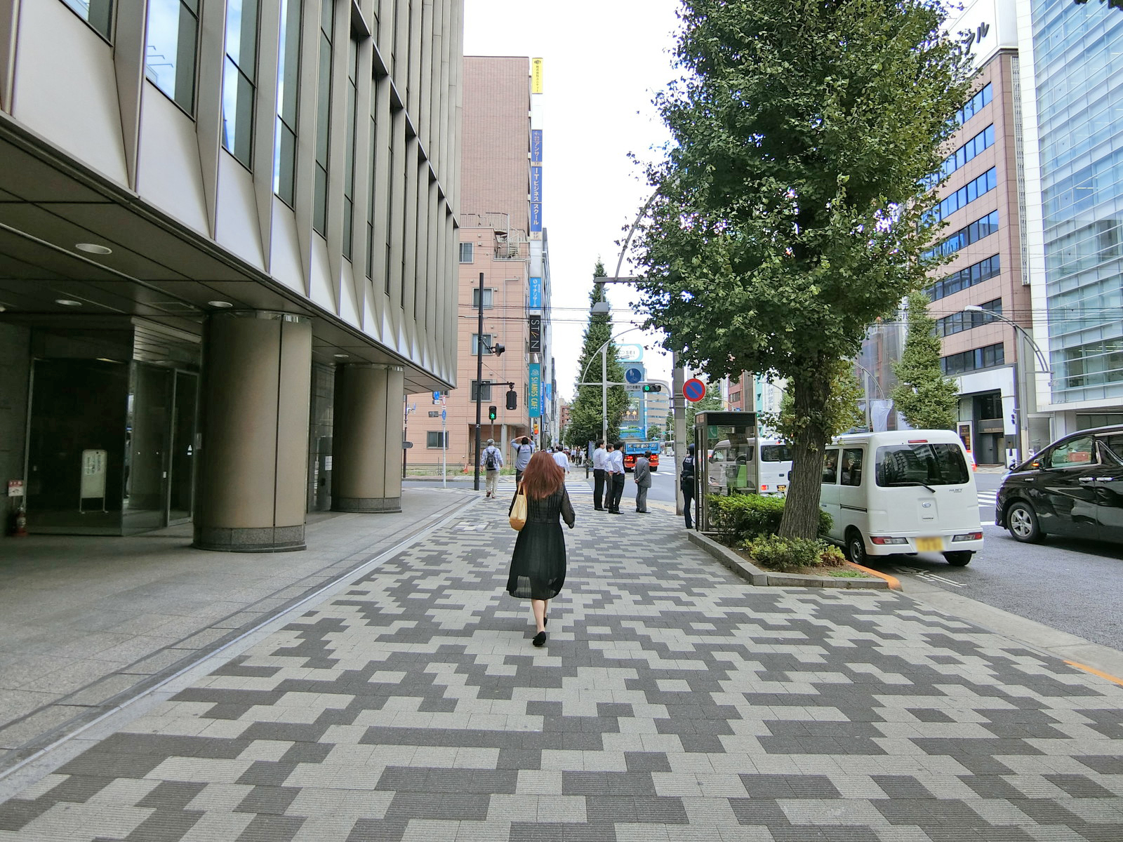 明治安田生命末広町ビル前面の通り