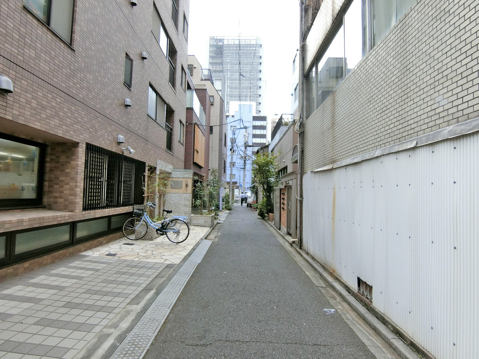 シュパール千代田ビル前面の通り