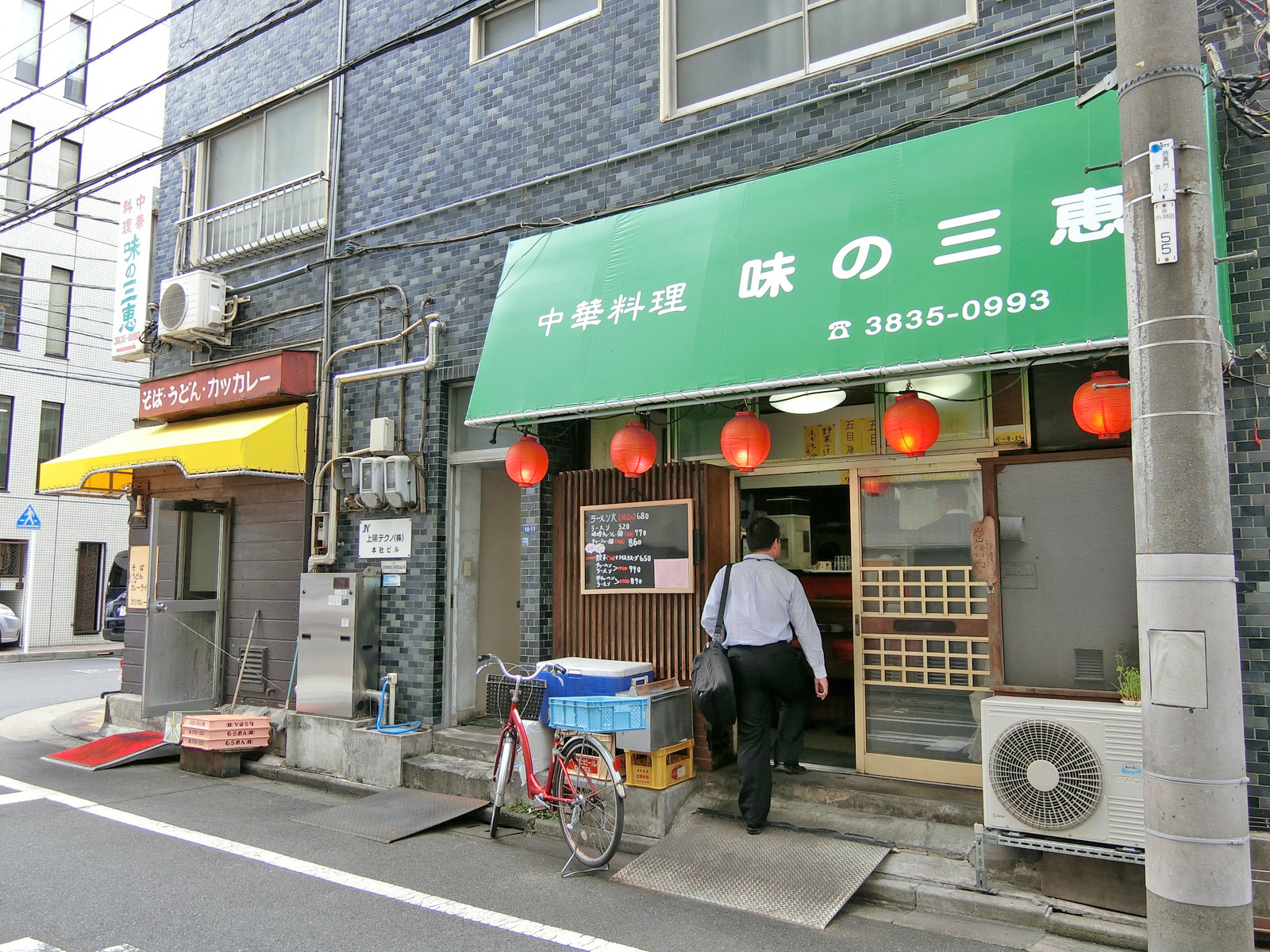 付近には飲食店が充実