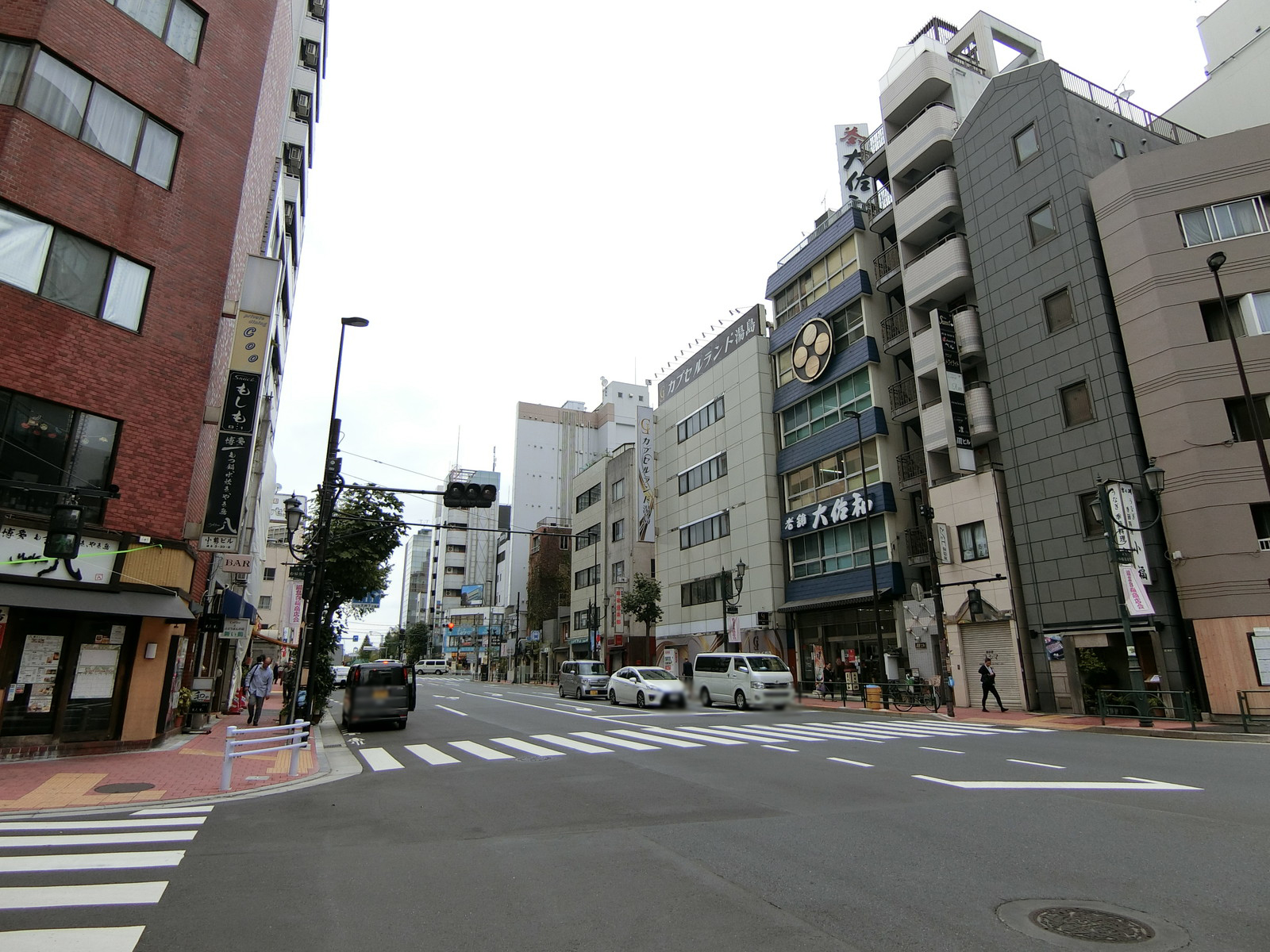 オフィスビル前面の通り