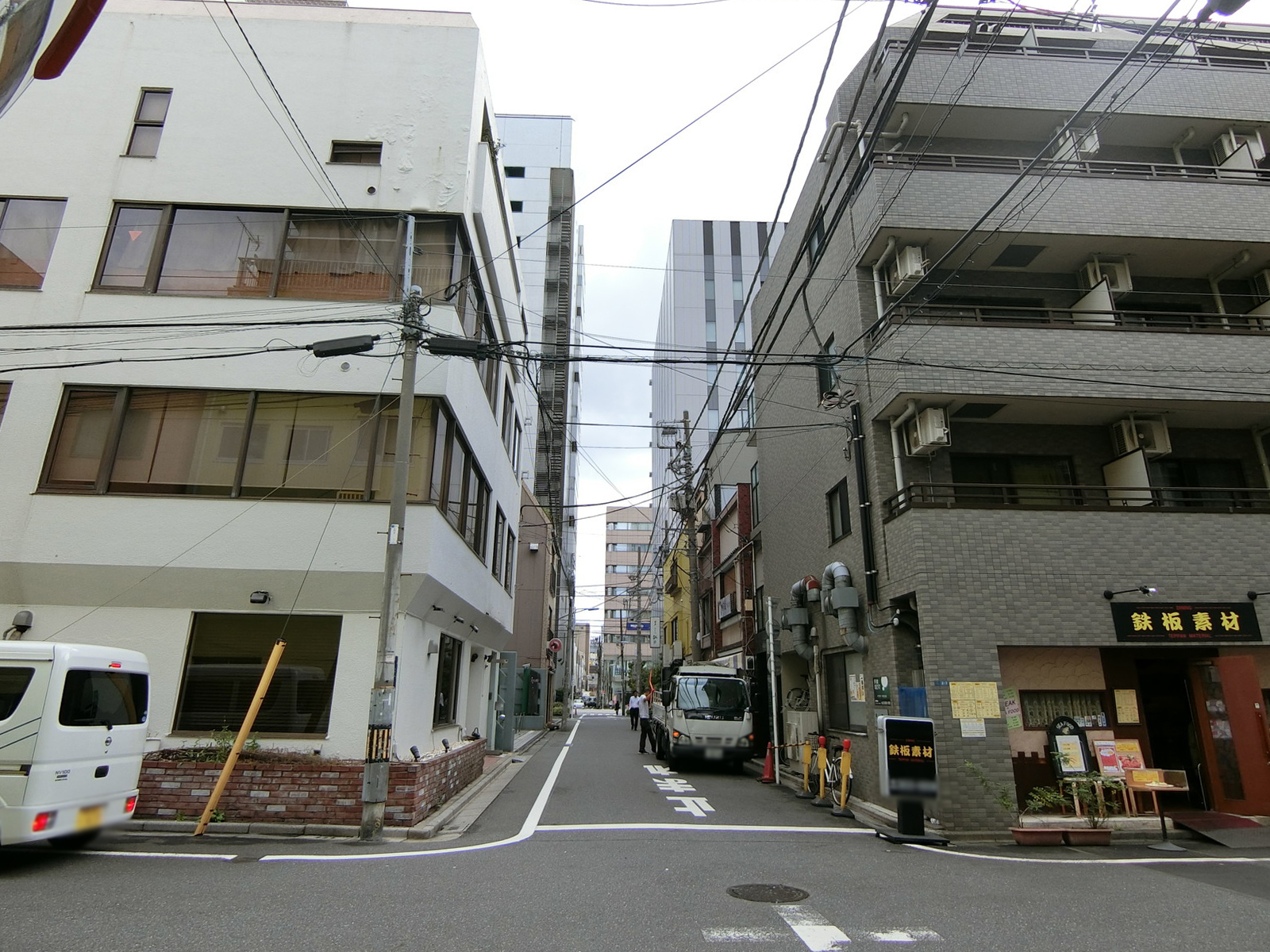 日向ビル前面の通り