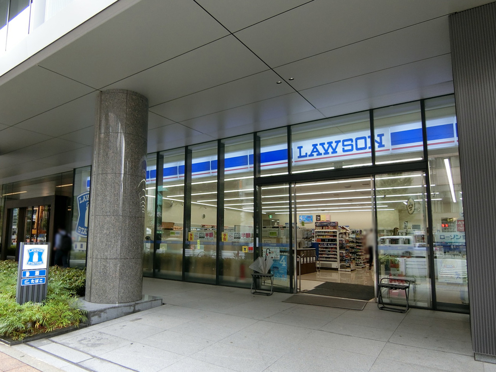 徒歩1分のローソン 上野中央通店