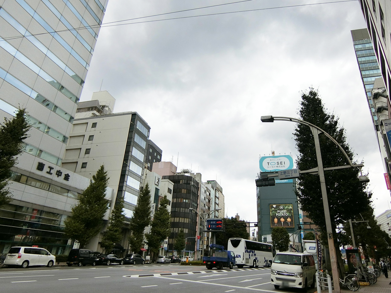 宮崎ビル前面の中央通り
