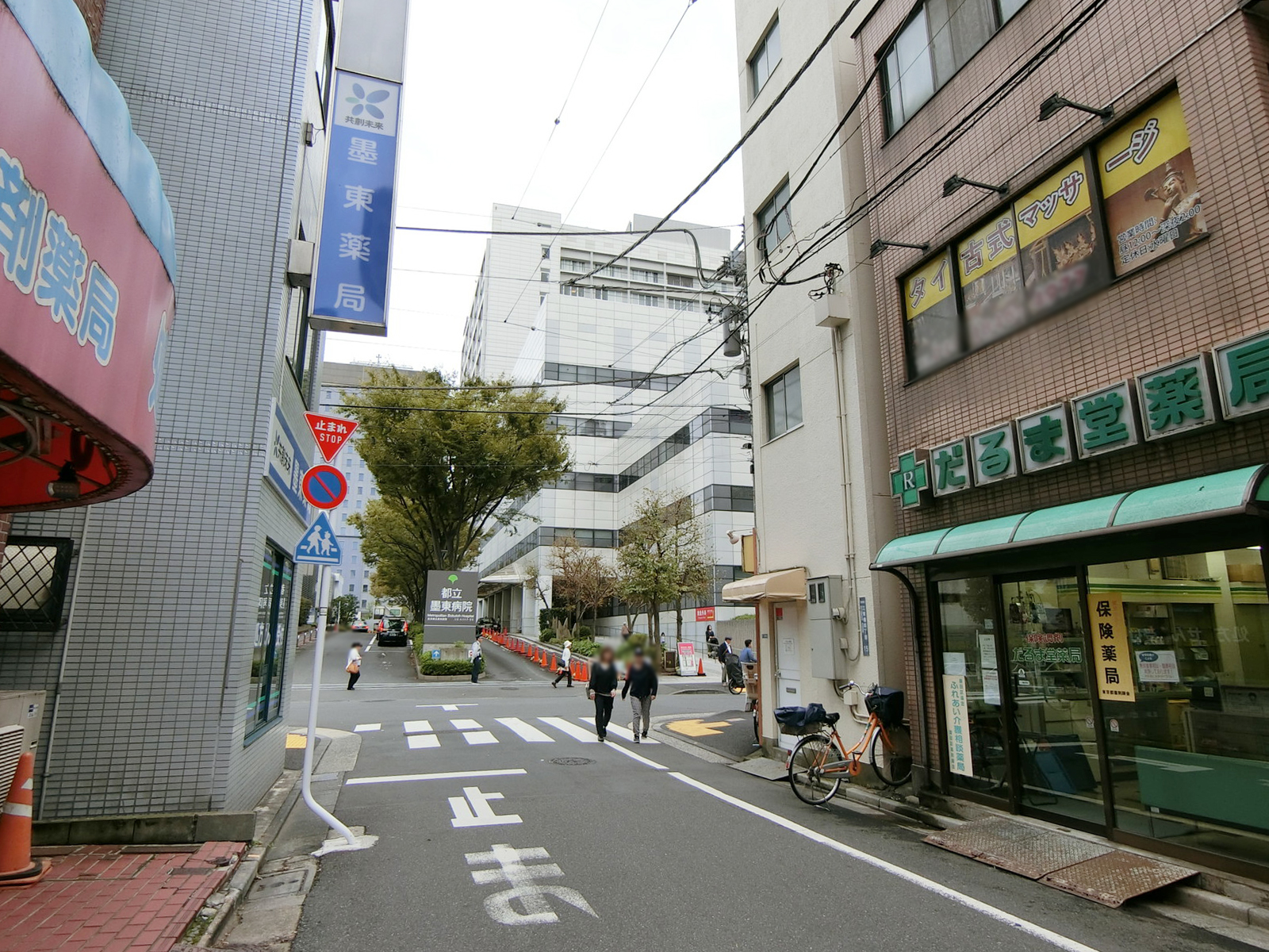 東京鋳物会館ビル前面の通り