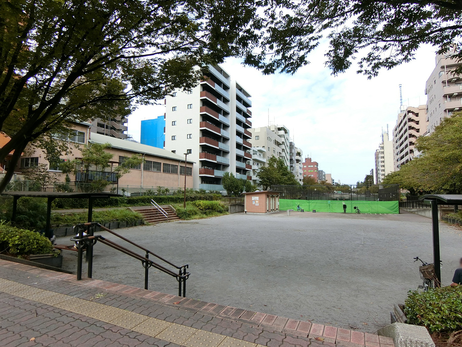 近くのテニスコート前広場