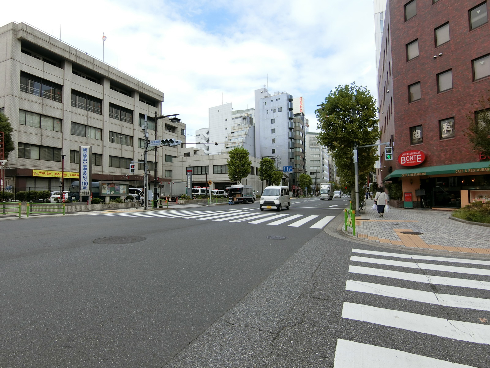 すぐ近くの東日本橋交差点
