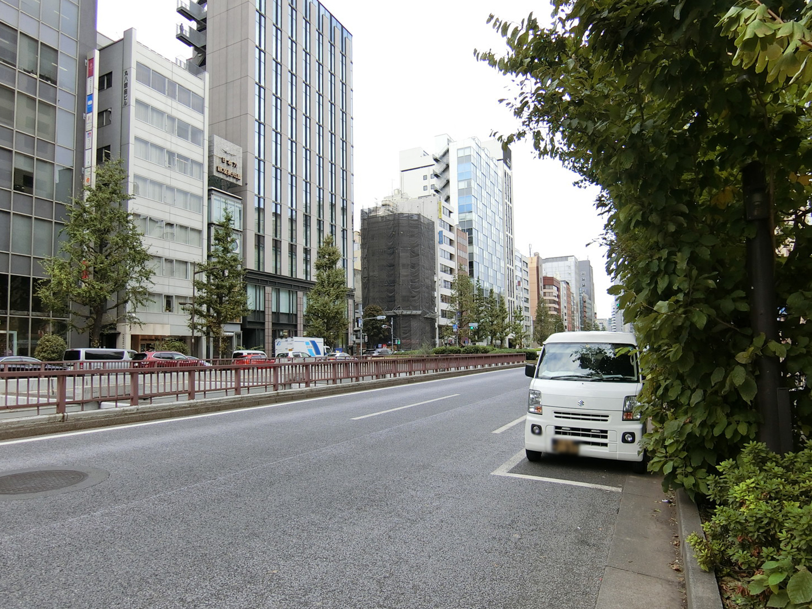 銀座パトリアタワー前面の昭和通り