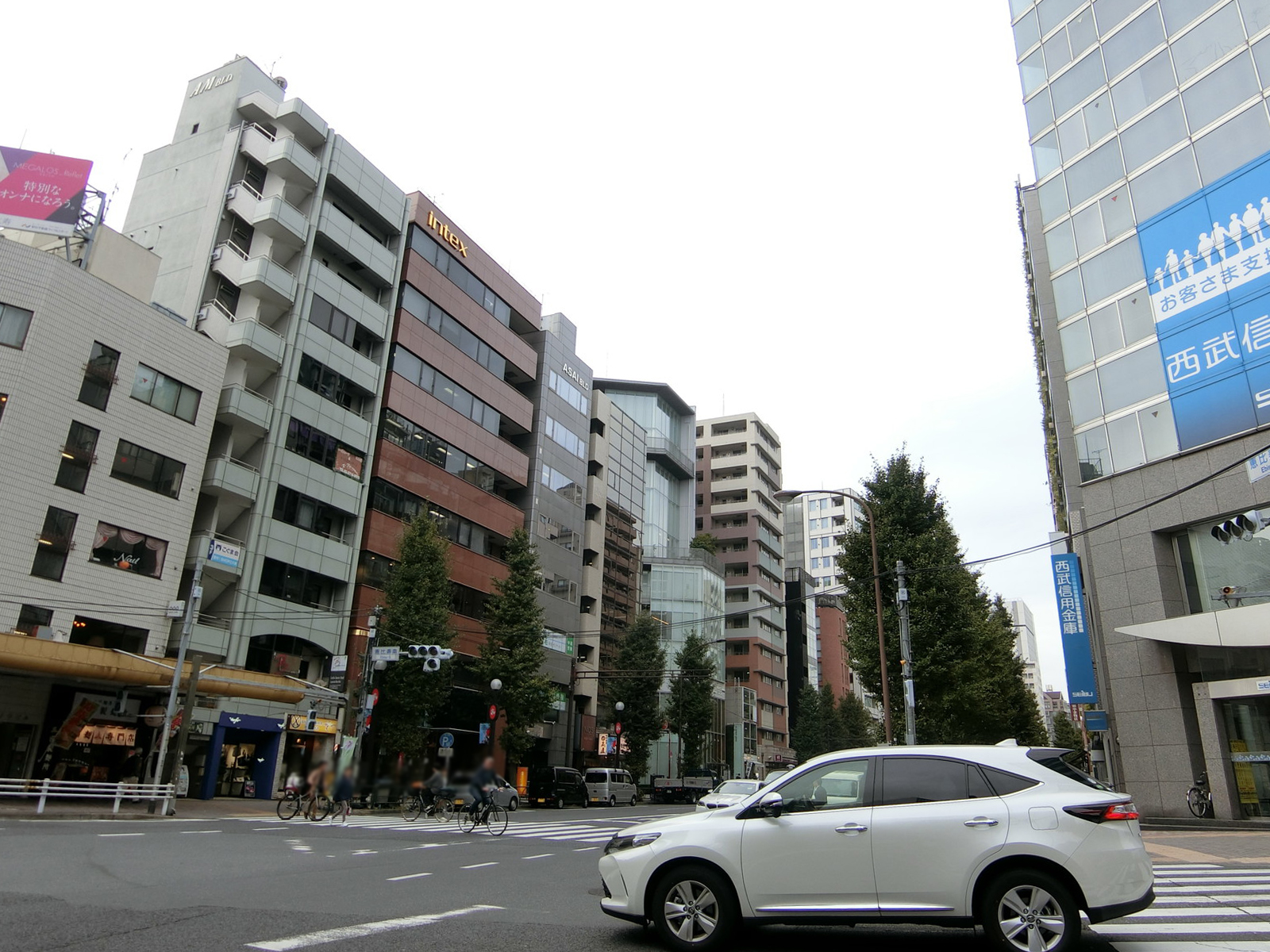 岡田ビル前面の駒沢通り