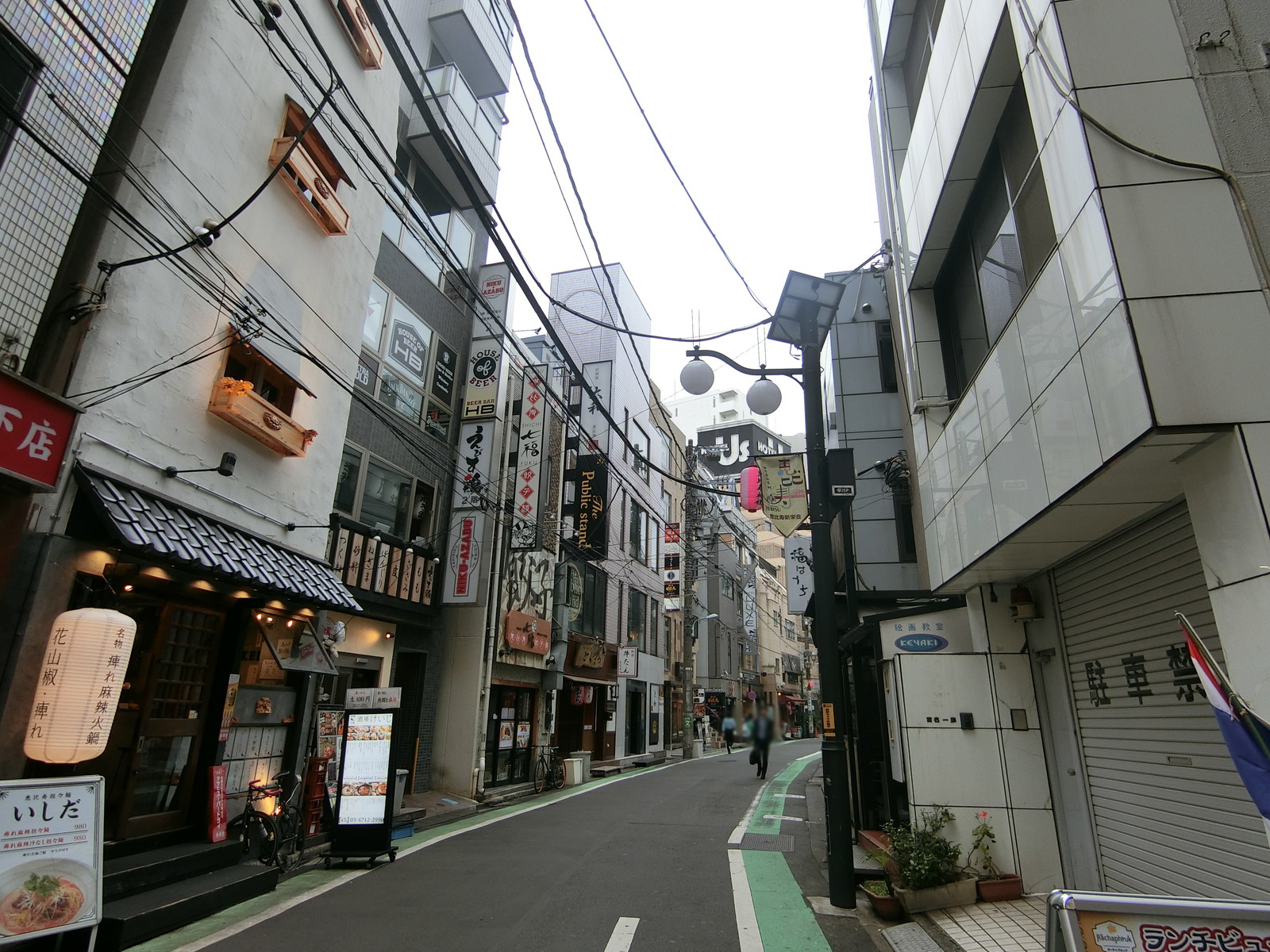 けやきビル前面の通り