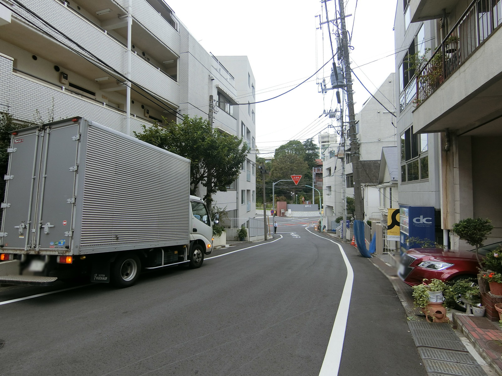 山崎ビル前面の通り