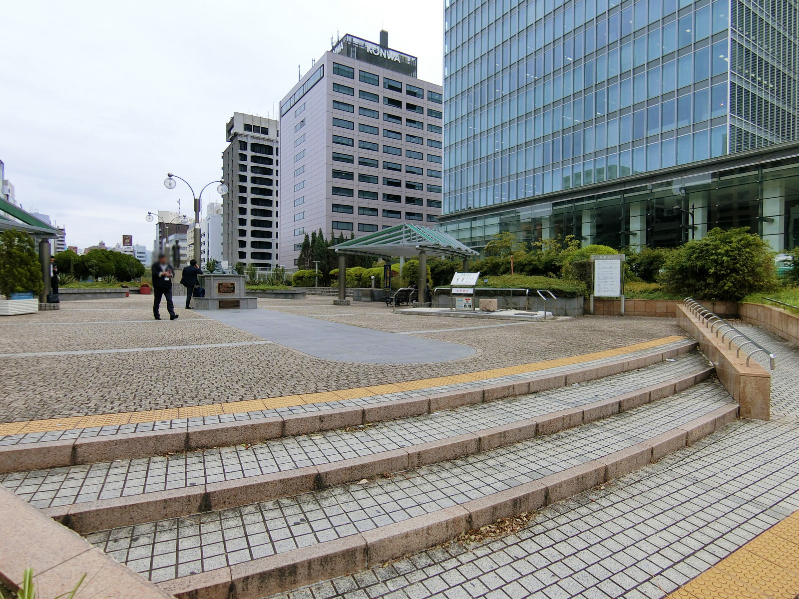 ビル前の中央区立築地川銀座公園