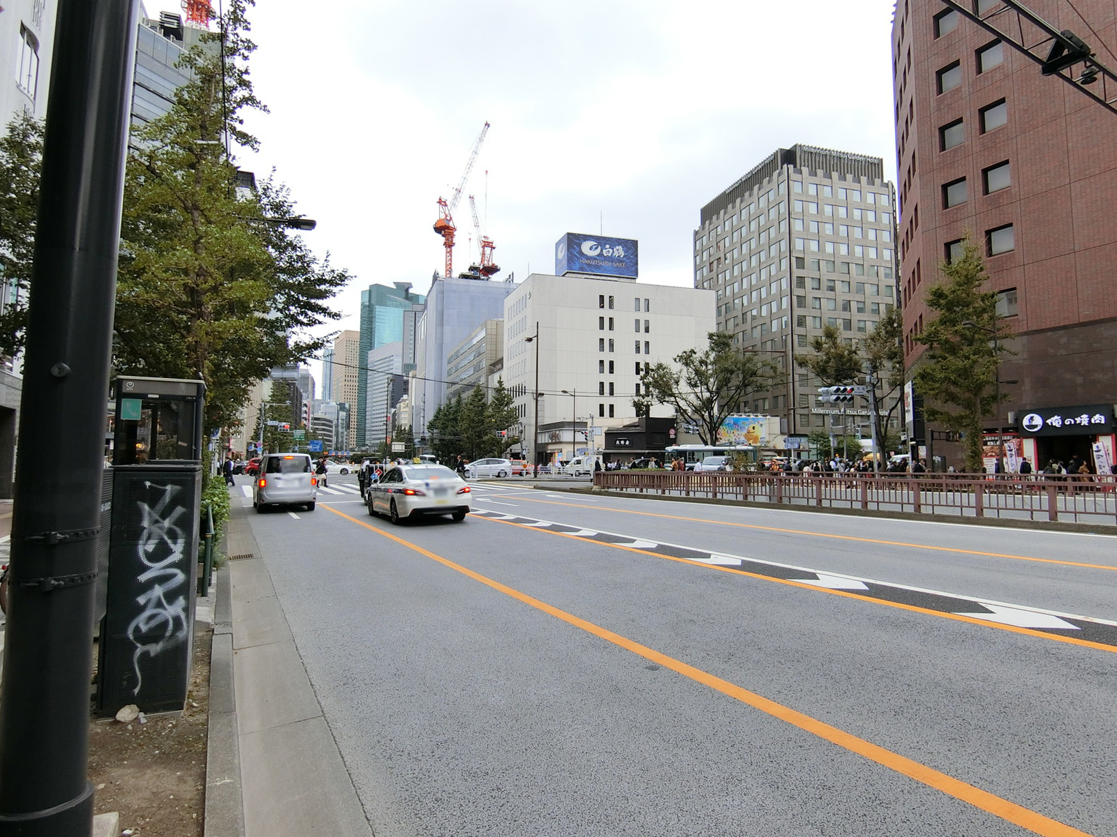 日章興産ビル前面の昭和通り