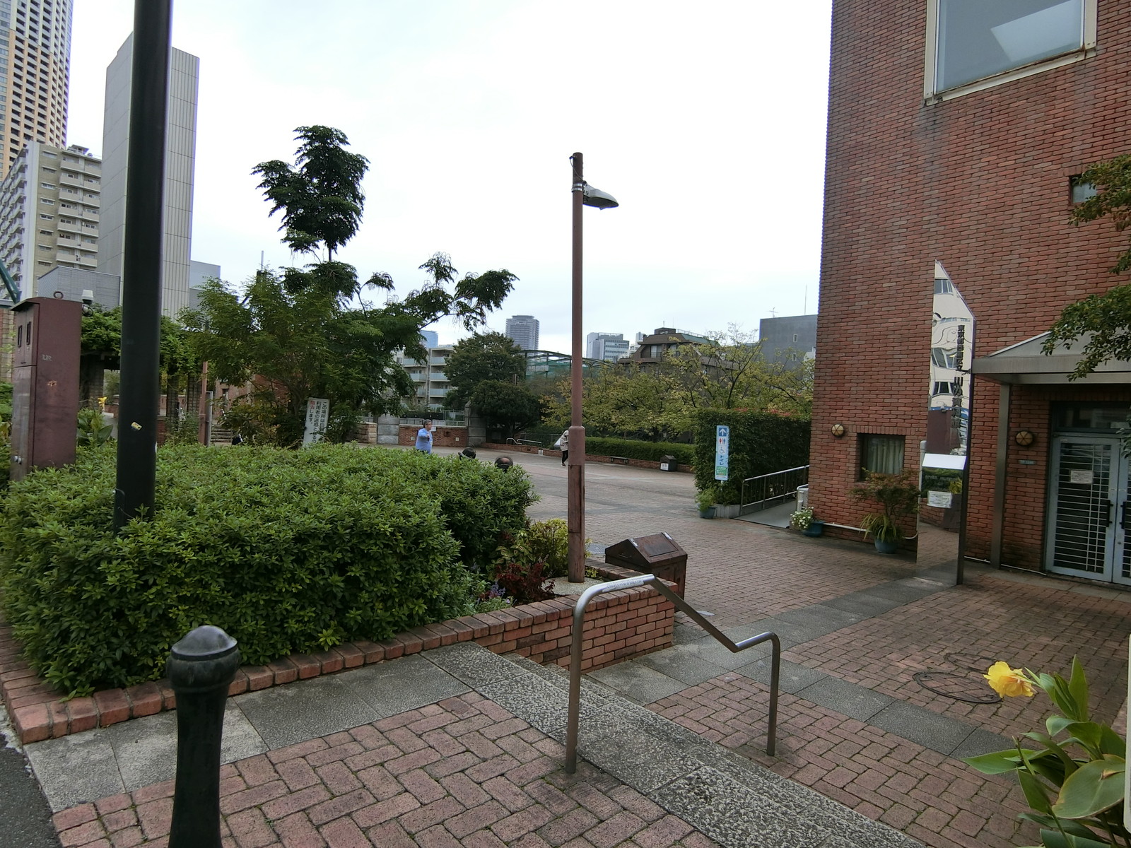 向かいの通りの目黒川船入場