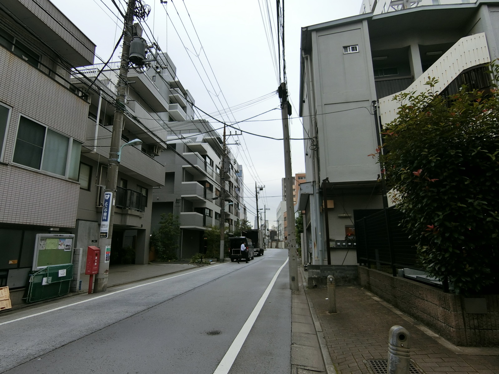 中目黒エフワンビル前面の通り