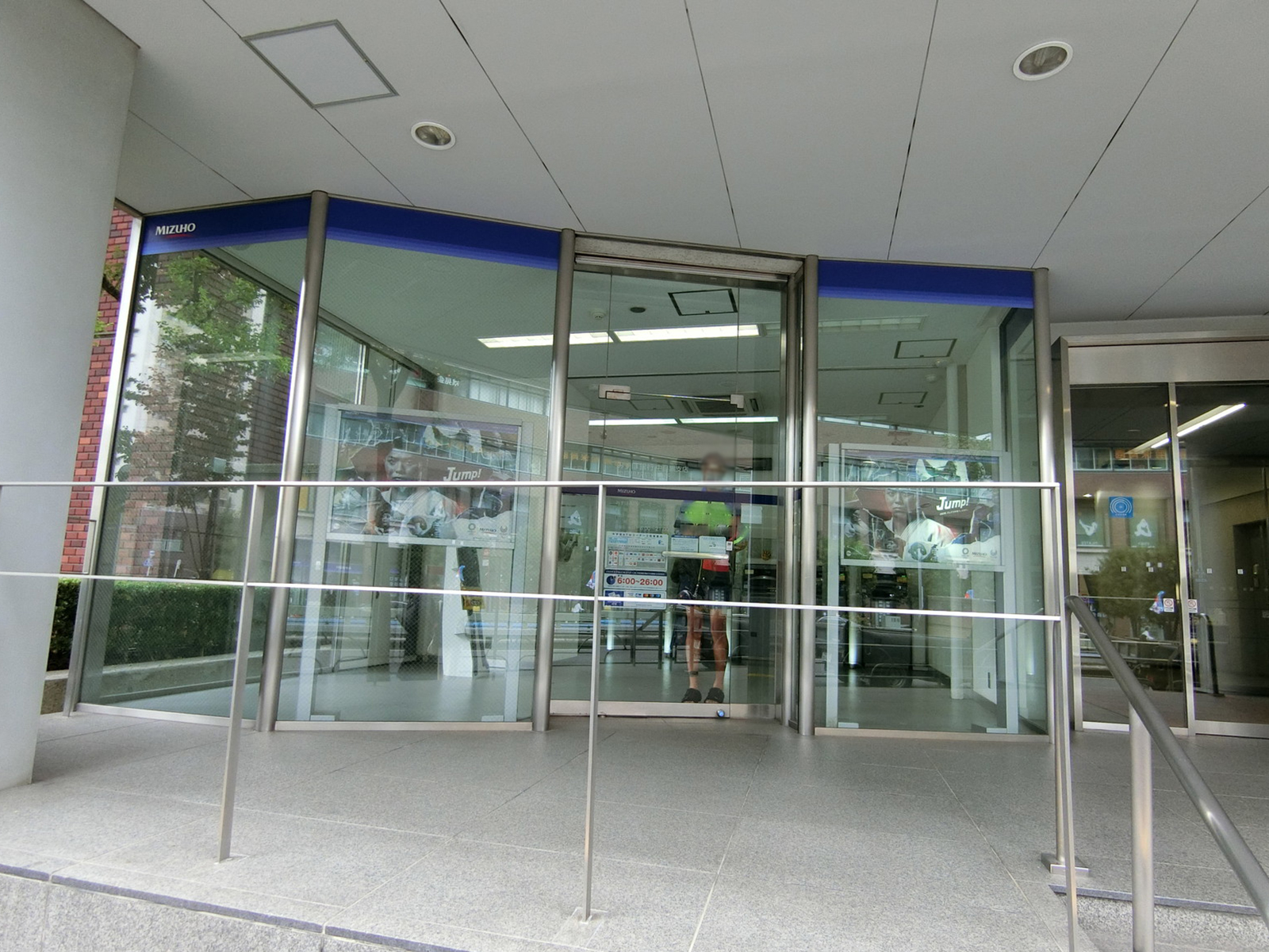 並びにあるみずほ銀行 中目黒支店