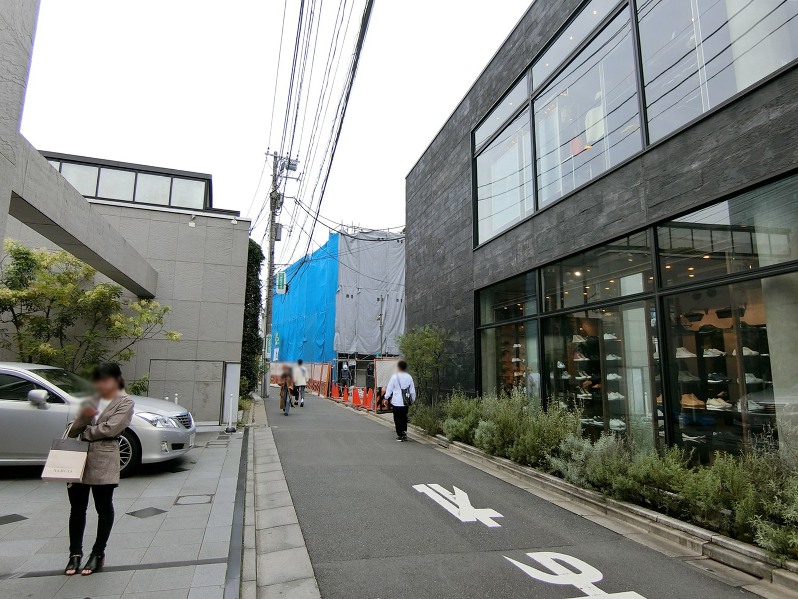 Barbizon77前面の神小通り