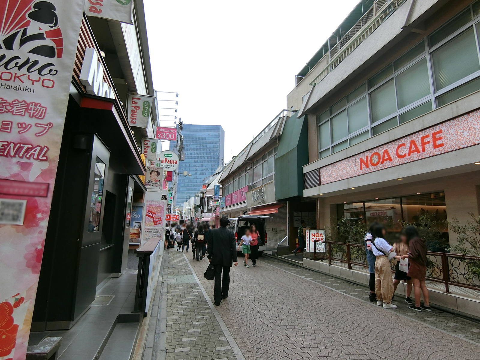 原宿ファミリービル前面の竹下通り