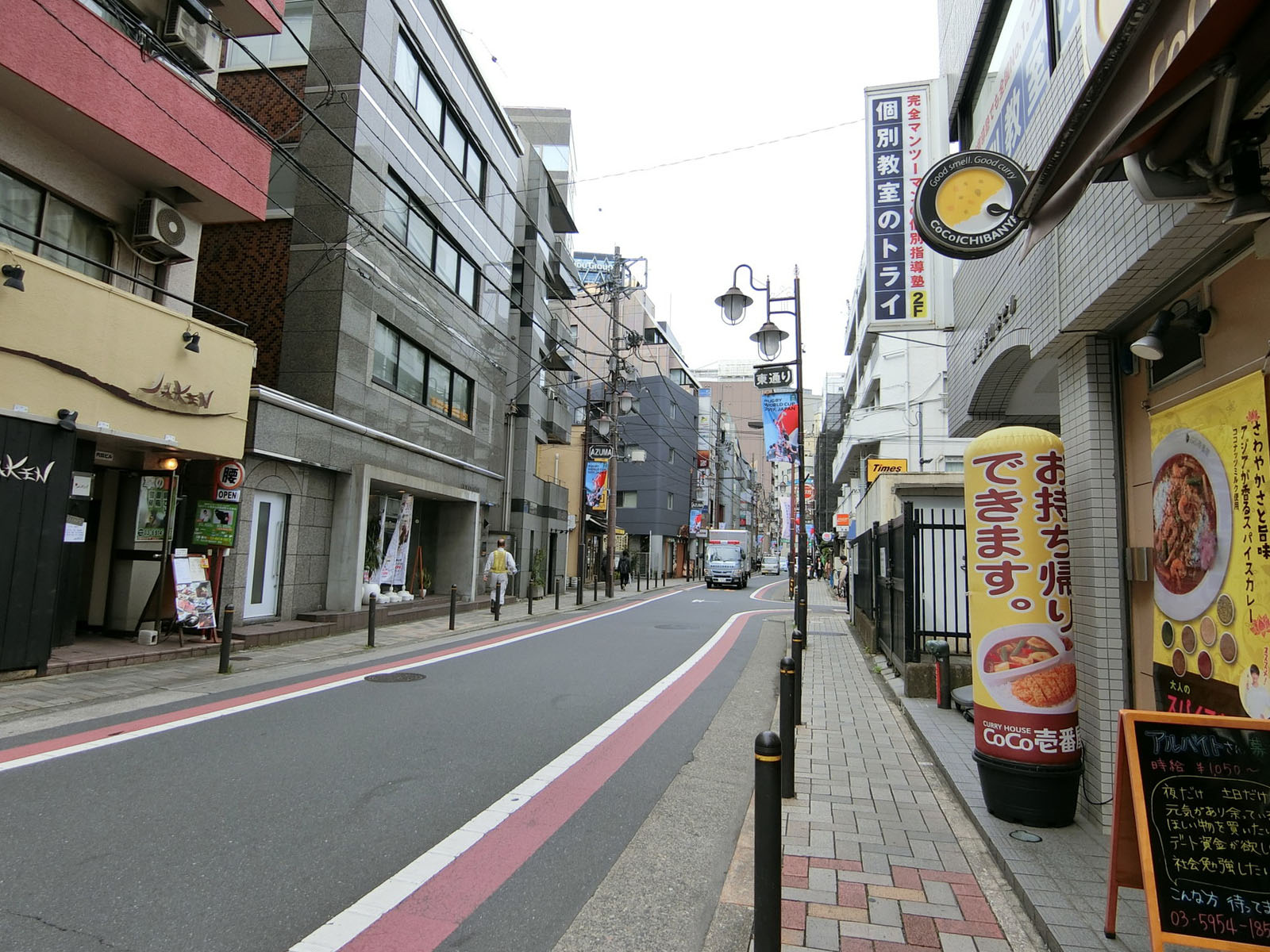 南池袋山本ビル前面の東通り