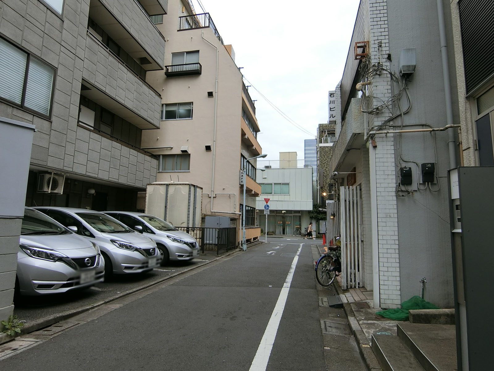 瀬川池袋ビル前面の通り