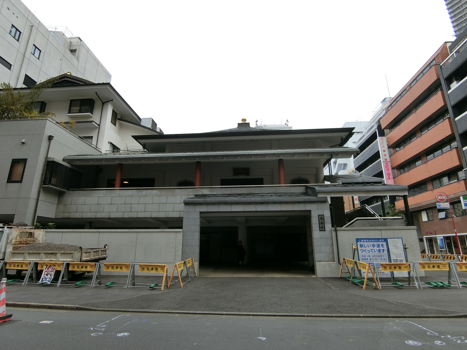 向かいの盛泰寺