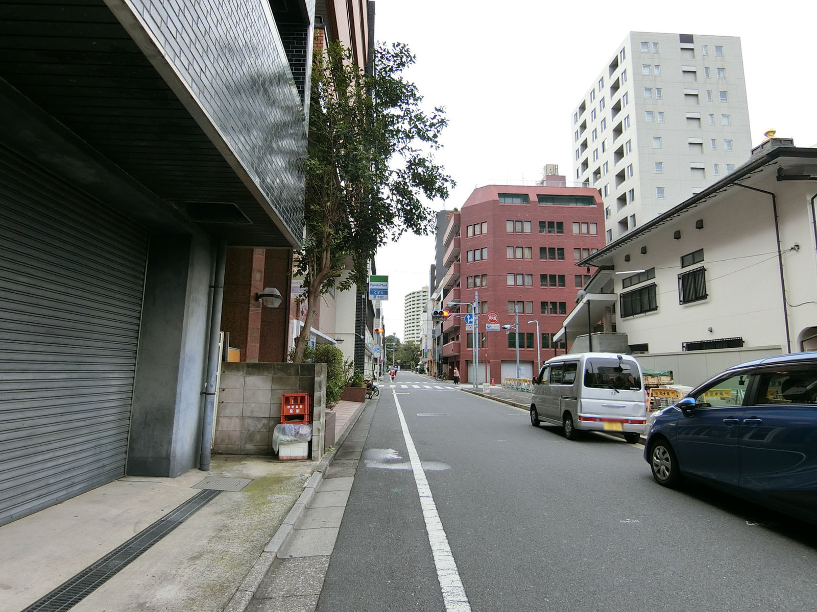 オフィスビル前面の通り