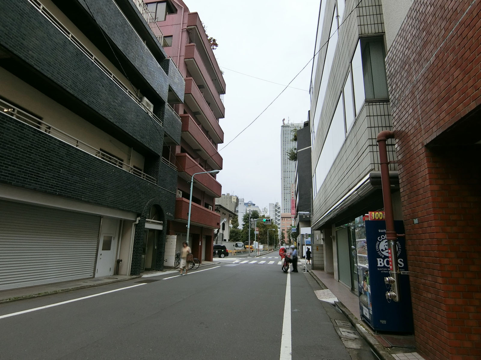 三治ビル前面の通り