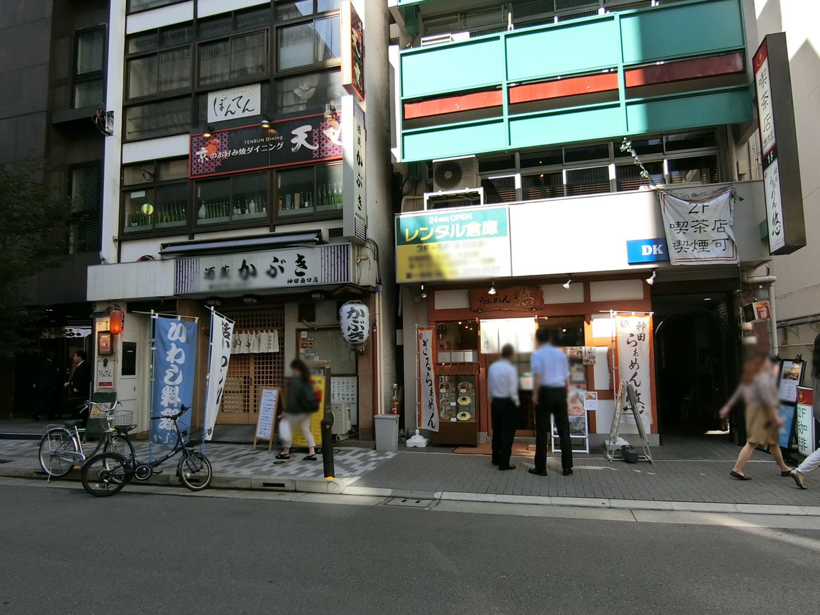 周辺は飲食店が豊富なエリア