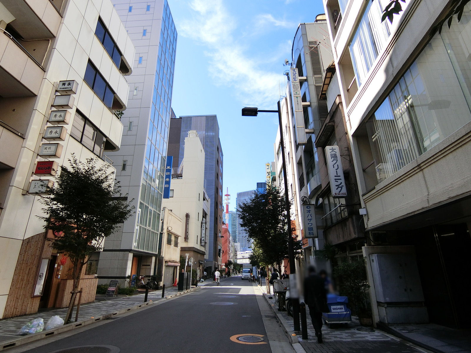 日本橋室四ビル前面の通り