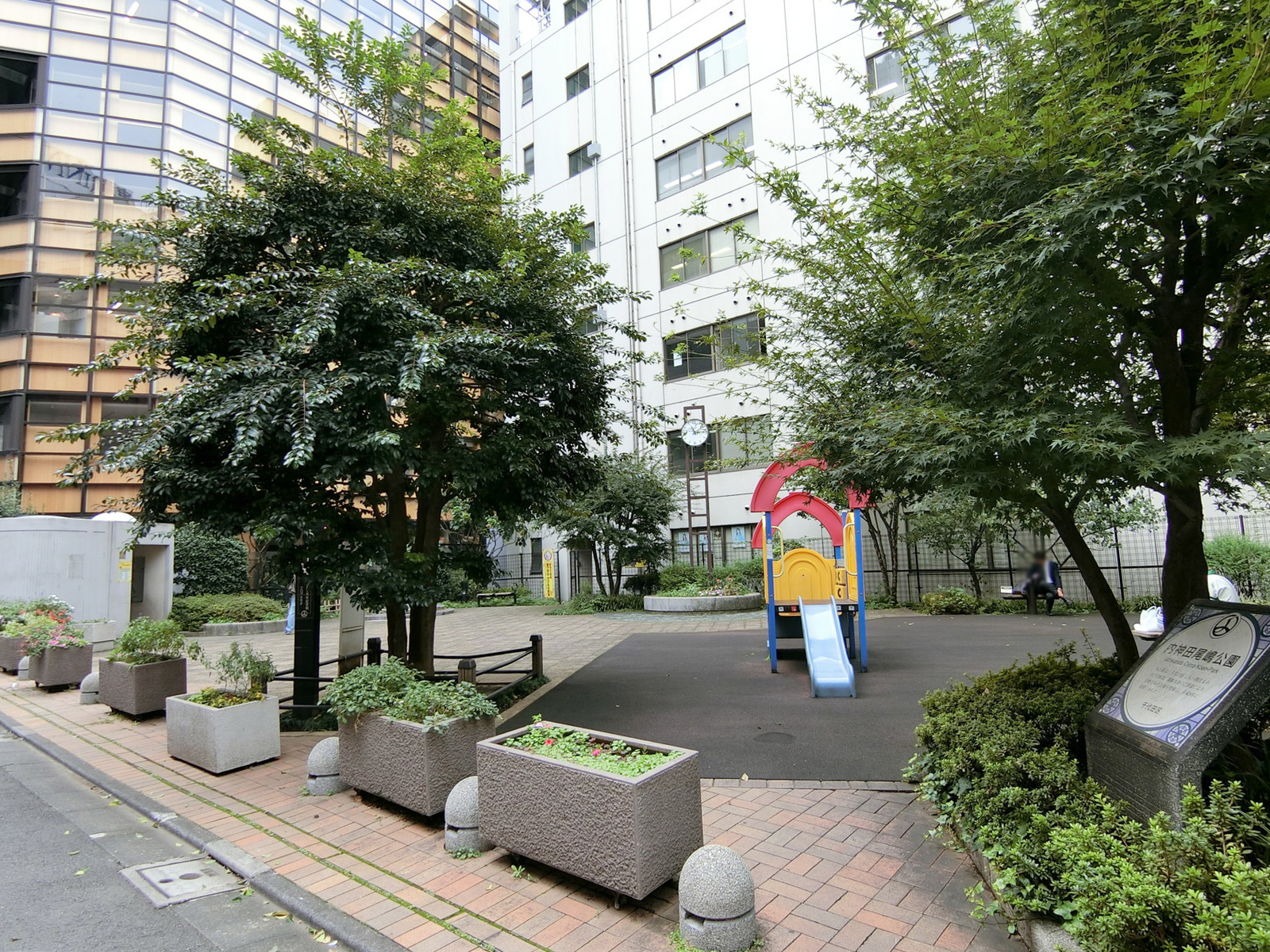 徒歩1分の内神田尾嶋公園