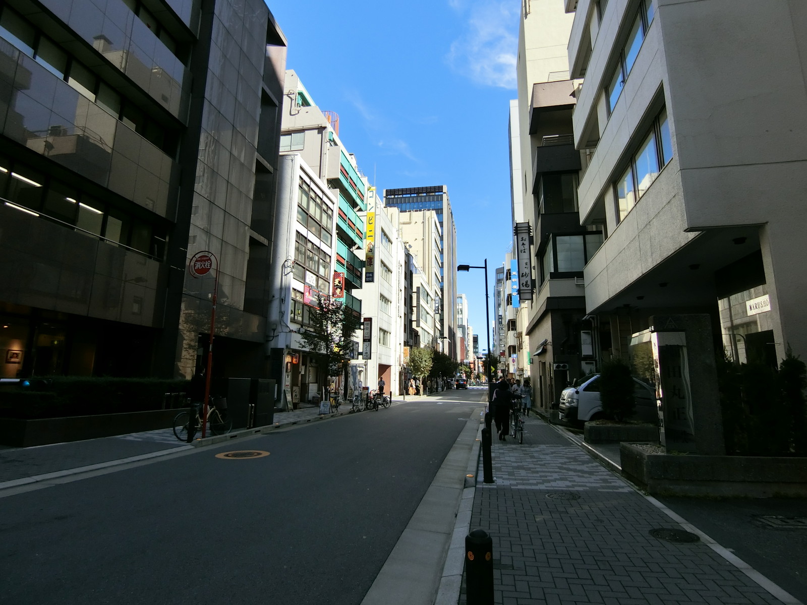 華山ビル前面の通り