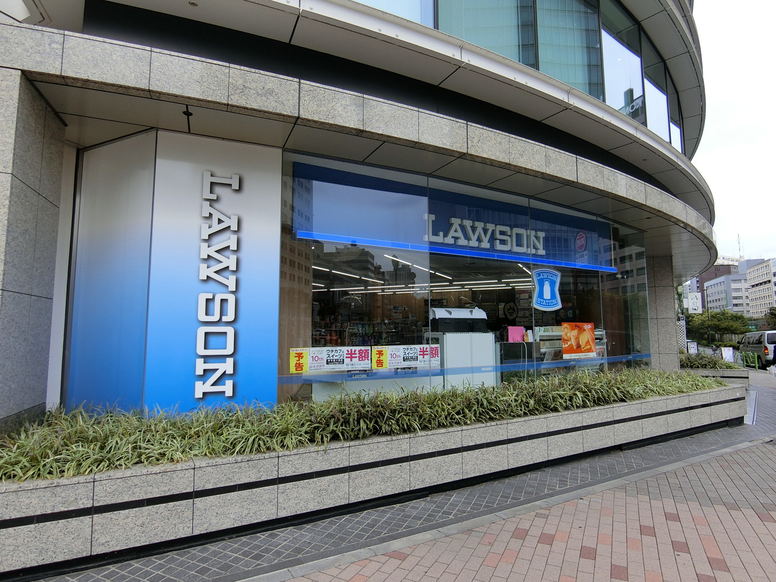 徒歩2分のローソン東銀座駅前店