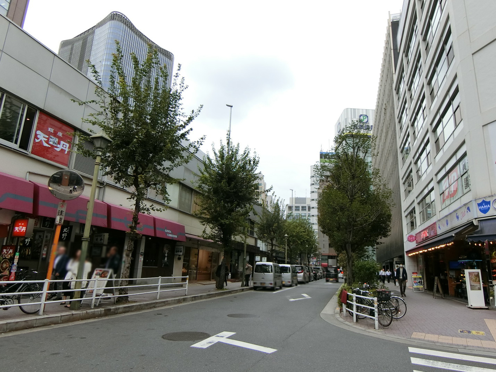 合同ビル前面の通り