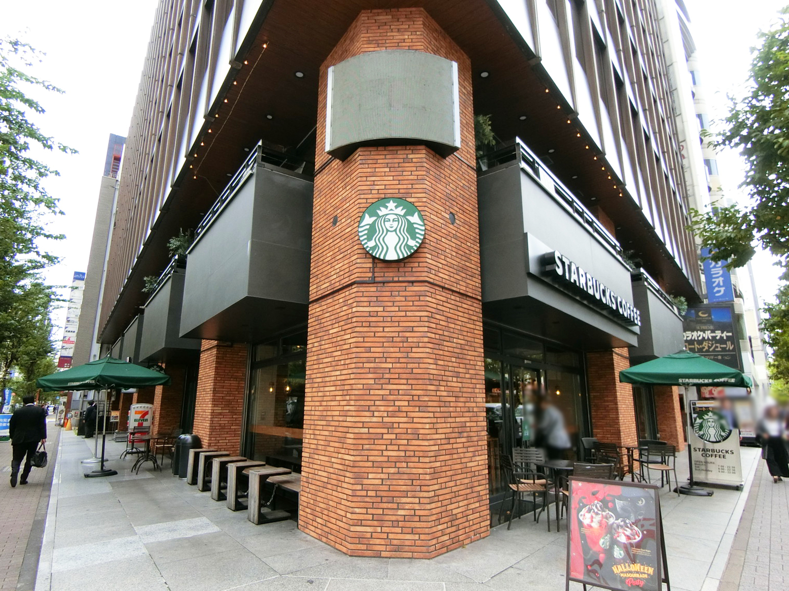 向かいのスターバックスコーヒー