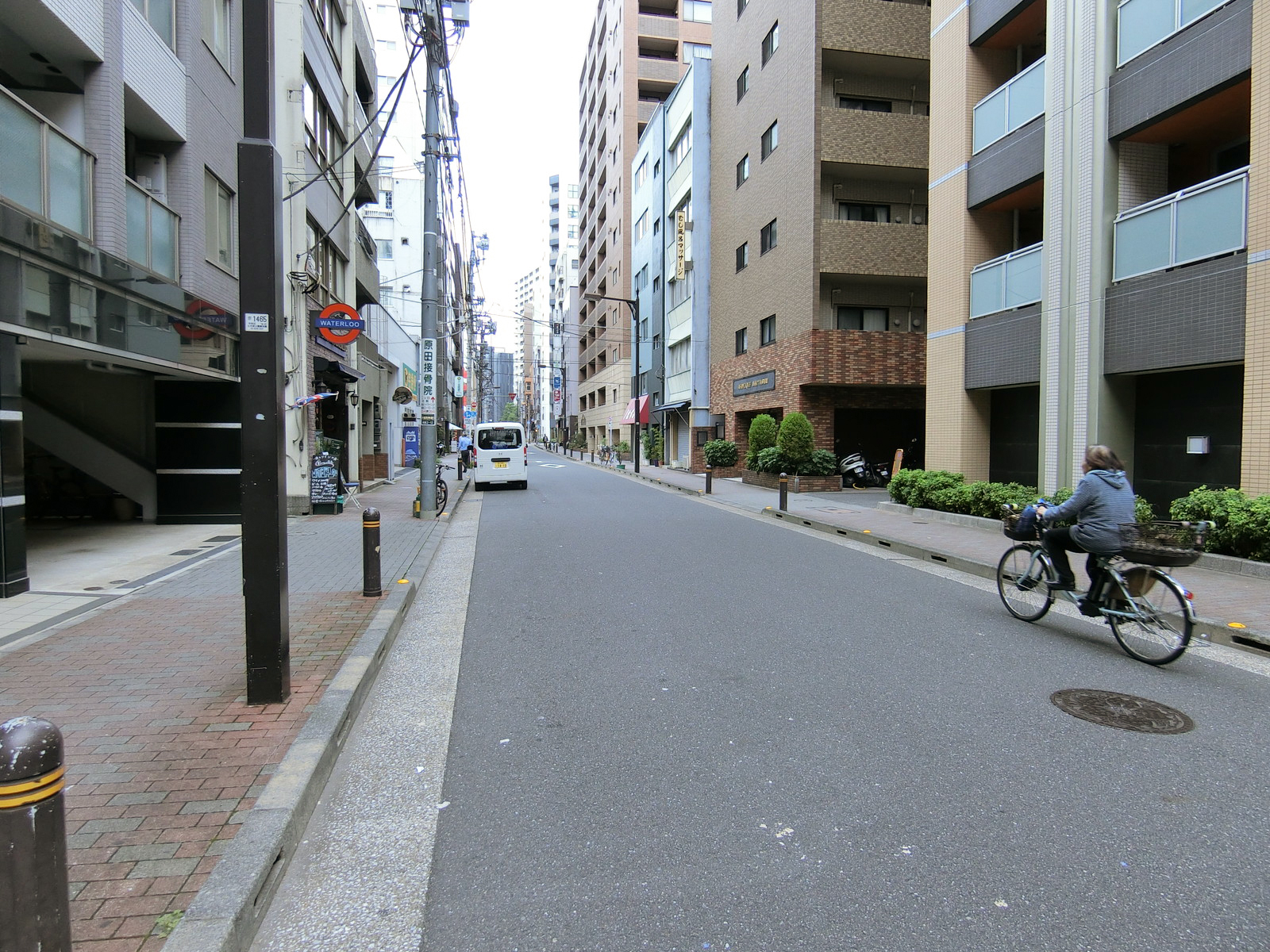 前面の木挽町仲通り