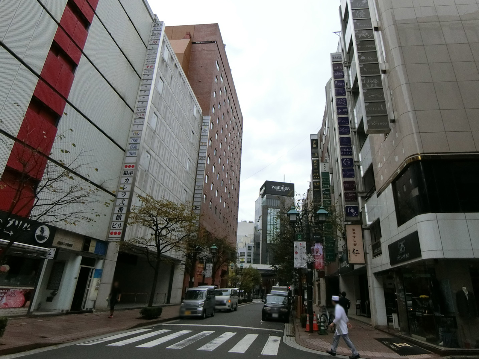 銀座八番館前面の並木通り