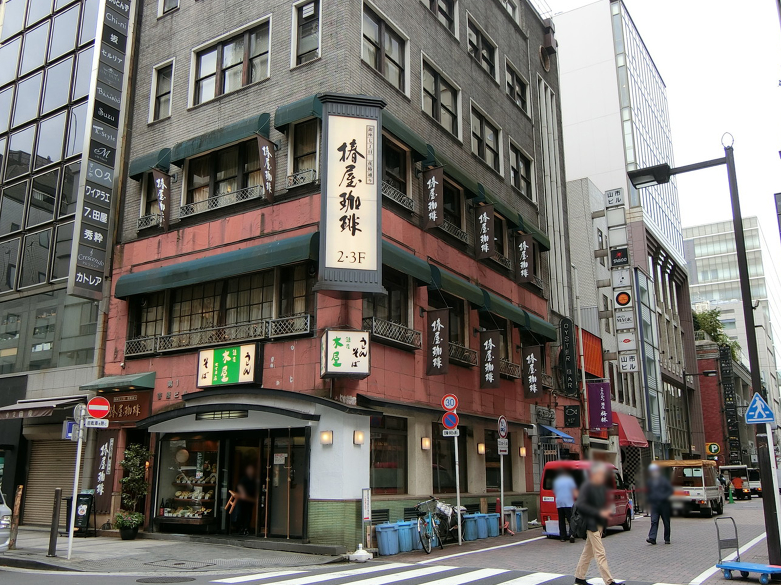 周辺は飲食店の豊富なエリア